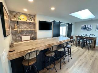 Group House Sleeps 26 THE ATTIC - 2 Miles to Cedar Point - Sandusky - 6