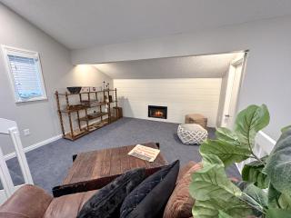 Group House Sleeps 26 THE ATTIC - 2 Miles to Cedar Point - Sandusky - 2