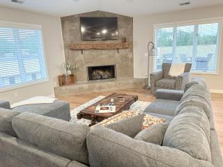 Group House Sleeps 26 THE ATTIC - 2 Miles to Cedar Point - Sandusky - 1