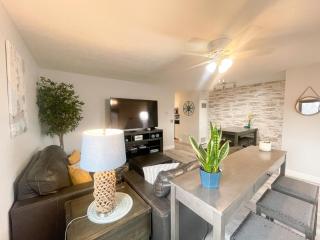 Side-by-Side Family Apartments - Sleeps 15 Total - Huron - 6