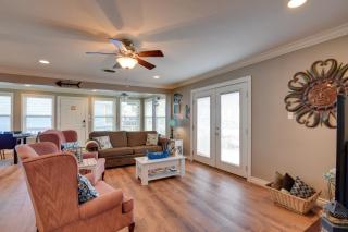 Steps to Beach Home with Deck in Galveston! - Galveston - 6