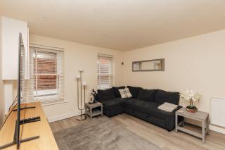 Henley town centre with parking - 6