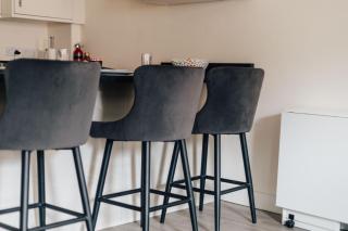 Henley town centre with parking - 2