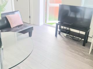 Modern 2 Bedroom Flat With Garden LONDON - 3