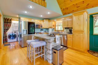 Beautiful Smoky Mountain Chalet with Game Room! - 1