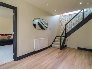 Beautiful home with hot tub near Cambridge - 6