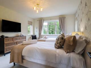 Beautiful home with hot tub near Cambridge - 4