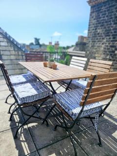 Cityscape Haven: 1 Bedroom Apartment with Terrace and City view - 9