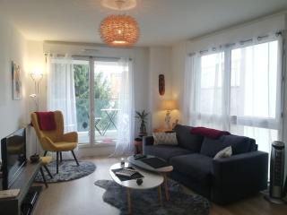 Spacieux, lumineux, équipé - balcon & parking - 0