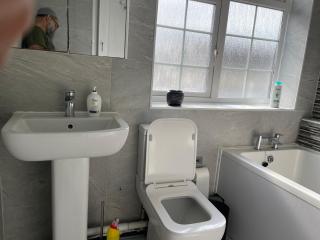 Luxurious Detached Holiday House Free Parking near Airport Town Centre Railway Station - 7