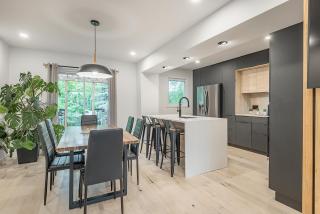 FREE PARKING PRIME LOCATION NEW MODERN CONDO - 3