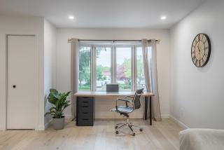 FREE PARKING PRIME LOCATION NEW MODERN CONDO - 4