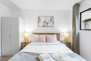 Fusion Modern Escape with Parking and Patio - Auckland - 0