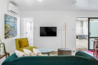Fusion Modern Escape with Parking and Patio - Auckland - 8