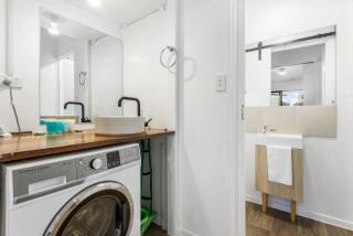 Fusion Modern Escape with Parking and Patio - Auckland - 5