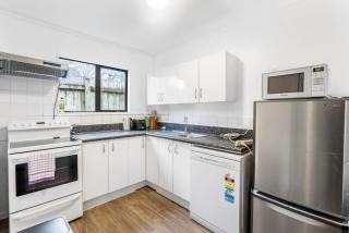 Fusion Modern Escape with Parking and Patio - Auckland - 1