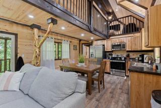 Private Cabin w King Bed and Private Hot Tub - Rogers - 4