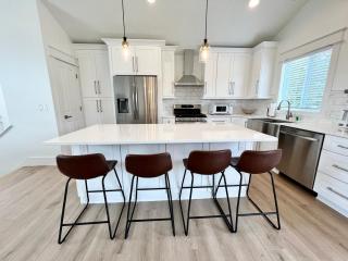 Dream Palace with HOT TUB-Game Room-Fire Pit-5BR-3BA - 5