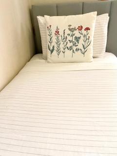 BROOKS,BFast,WiFi,Nflx,Walk2Shop,Liquor,Food - Norlane - 2