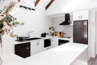 Salt & Pepper; Beautiful Town House in Margs! - 2