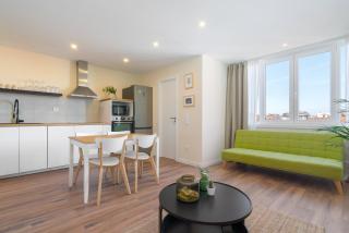 Host Wise - Fantastic Contemporary Flat w Balcony - Porto - 9