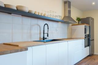 Host Wise - Fantastic Contemporary Flat w Balcony - Porto - 8