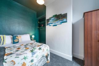 3 bedroom Shalom Sleeps 5 - Ideally Located in Hull- 2 Mins walk to Vibrant Newland Ave - 5