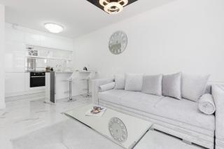 Elegant Apartments with Balcony & Parking Warsaw by Noclegi Renters - Warsaw - 1