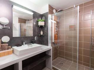 Appartement spacieux 8 pers, centre village, balcon, parking, proche télécabine & thermes - FR-1-296-475 - 3