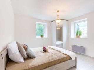 Appartement spacieux 8 pers, centre village, balcon, parking, proche télécabine & thermes - FR-1-296-475 - 2