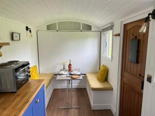 Shepherds Hut with Hot Tub - 3