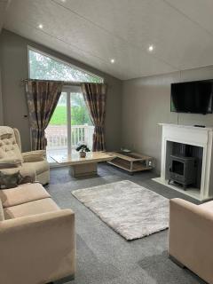 Stunning Lodge With Decking At Oaklands Holiday Park In Essex Ref 39017Rw - 8