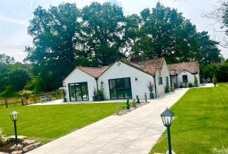 Entire Newly built Luxurious Villa Just Steps from Royal Ascot Racecourse, only 10 mins from Windsor Castle and 5 mins from Legoland Windsor Resort - Ascot - 2