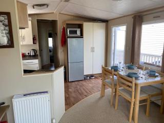 Lovely Caravan With Seaviews, Wi-Fi And Decking Near Pakefield Beach Ref 68040Cr - 1