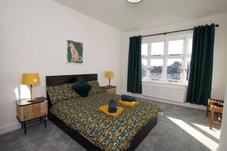 Beautiful large 3-bed coastal flat with parking. - 5
