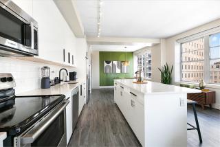 Luxury 2-Bedroom Condo Steps Away from the French Quarter - New Orleans - 9