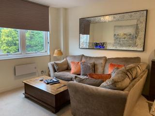 4 The Courtyard Central Windsor 2BR - 4