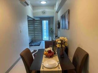 Luxe 1BR w/ Balcony @ Uptown Parksuites - Manila - 5