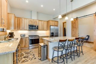 Mountain-View Fraser Condo with Balcony and Hot Tub! - 3