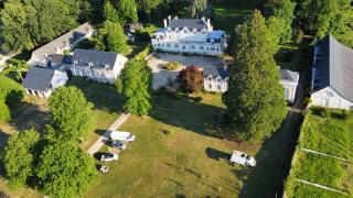 EMPLACEMENT BUCOLIQUE DE CAMPING dans le parc du château - Attention tente et matériels non fournis et sans possibilité de faire courir une rallonge pour se raccorder à l'électricité - Brain-sur-Allonnes - 0