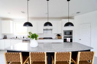 Luxe Living 4-bedroom with fireplace & game room - 9