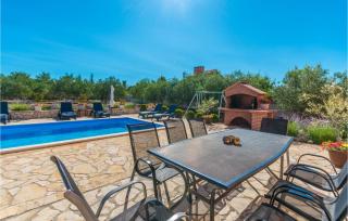 Four-Bedroom Holiday Home In Miranje - Miranje - 4