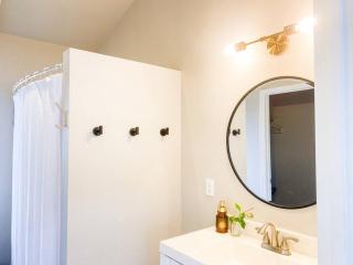 Hibiscus Hale, Full Kitchen, King Bed, Parking - Keaau - 8