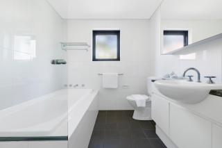 Enjoy Resort Style Facilities in 'The Horizon' - Sydney - 4