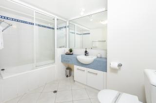 Cairns Esplanade 2BR Waterfront Apartment Sleeps 6 - Cairns - 1