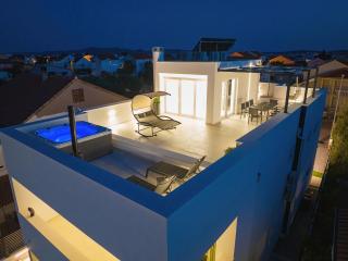 Villa NOCTURNO #pool #jacuzzi #fitness #konoba - Bibinje - 8