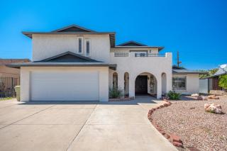 Spacious Glendale Home with Pool and Mountain Views! - Glendale - 9