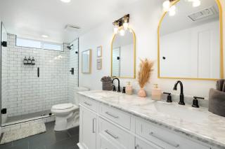 Spacious Glendale Home with Pool and Mountain Views! - Glendale - 3