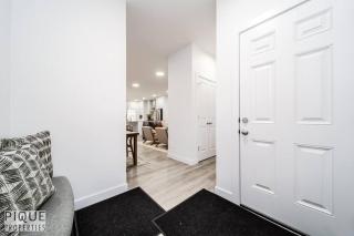 Urban Utopia - Hot Tub - King Bed - BBQ - Sleeps 16 - Garage - 6
