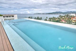 Pavilion 2BR Golden Zone - 1 Block to Beach - 1